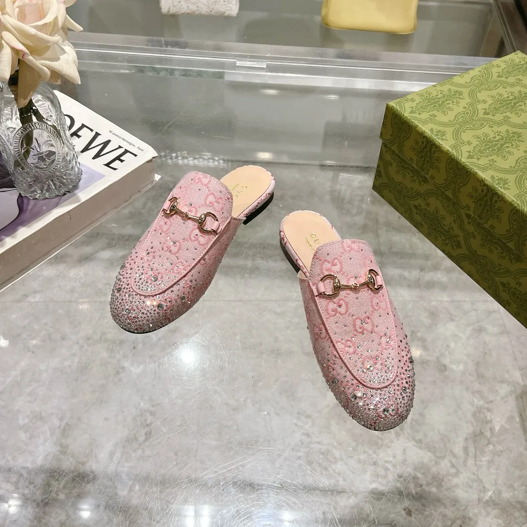 👟👟Ex-factory price 440👟👟 Burgundy G diamond (35-41) (41/42 customized) As an outstanding representative of Gucci’s design heritage, the Jordaan series horsebit loafers vividly highlight the classic elegance. This shoe is made of the brand’s iconic monogram canvas, making it a timeless classic. The material of this shoe is soft, and the silhouette is exquisite and smooth, highlighting daily elegance. Angora red GG canvas Women Light gold tone hardware Horsebit faceted crystal detail Leather sole
